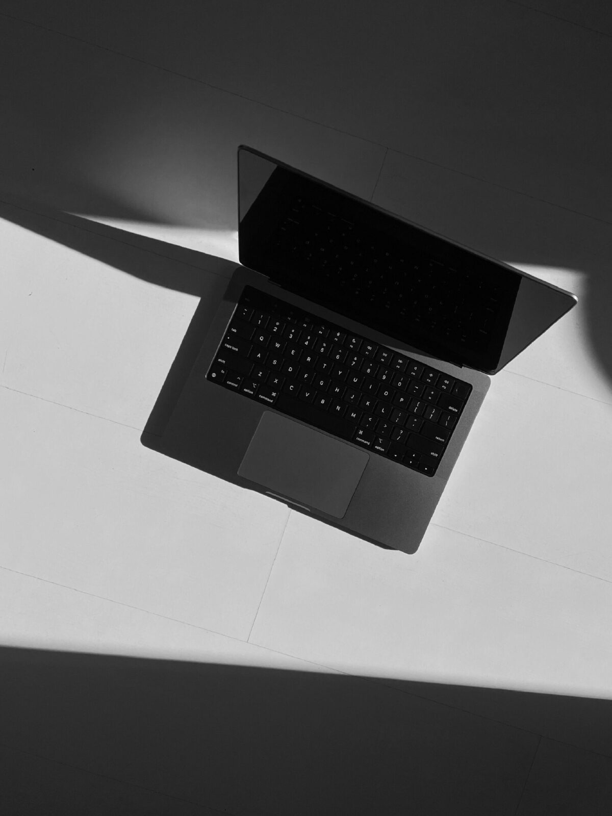 Macbook sur une table